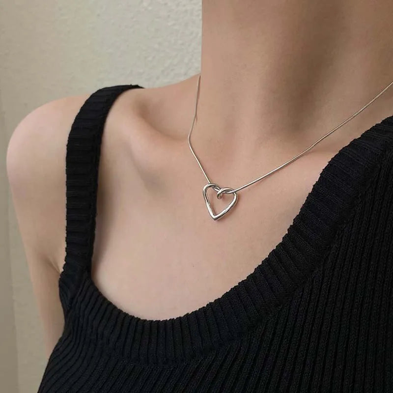 Neue Einfache Hohl Liebe Herz Anhänger Halskette für Frauen Mode Kreative Geometrische Schlüsselbein Kette Halsketten Partei Schmuck Geschenk