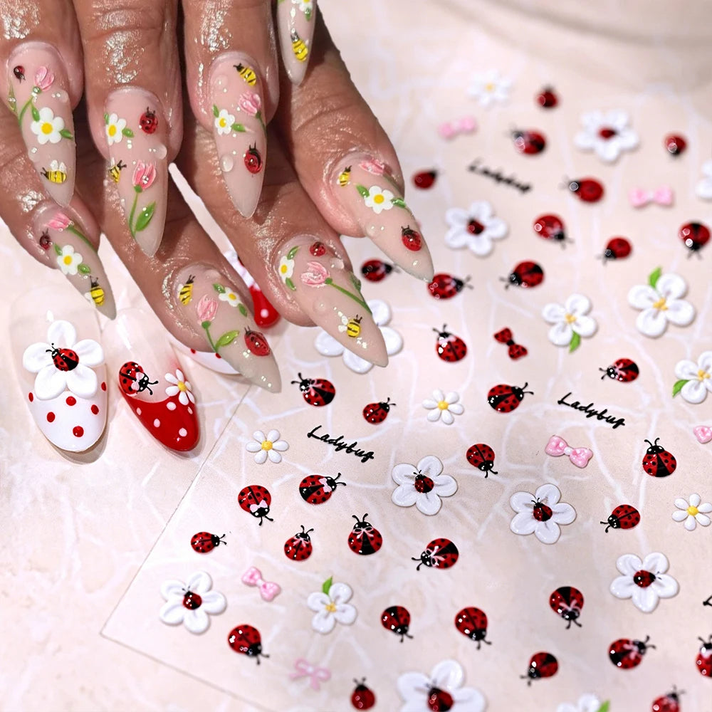 1 Stück 5D Niedliche Marienkäfer-Gänseblümchen-Blumen-Nagelaufkleber Weiße Gänseblümchen-Schleife Biene Selbstklebende Süße Nagelsticker Frühling Sommer Nagelkunst-Dekoration