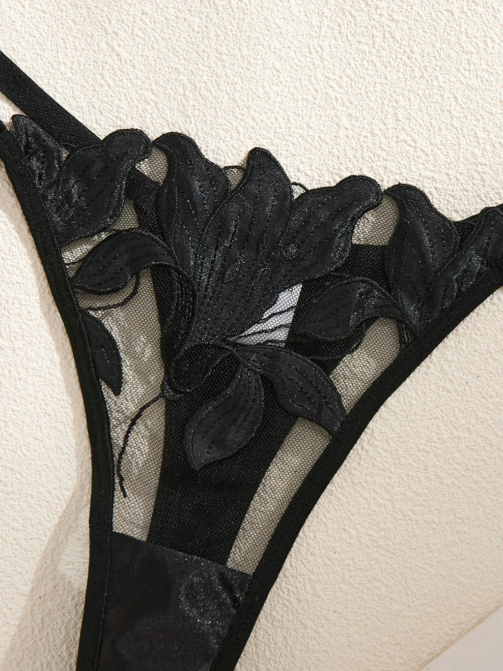 Schwarz besticktes Blumen-Dessous-Set – Sexy BH und G-String-Kombination mit Herz-Dekoration, Unterwäsche-Set für Damen