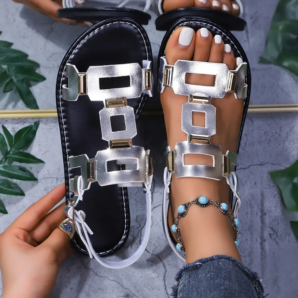 2025, runde Zehen-Damen-Sandalen aus Leder, flach, lässig, Strandschuhe, bequeme Schuhe, Metalldekoration für Damen, modisch, Größe 43