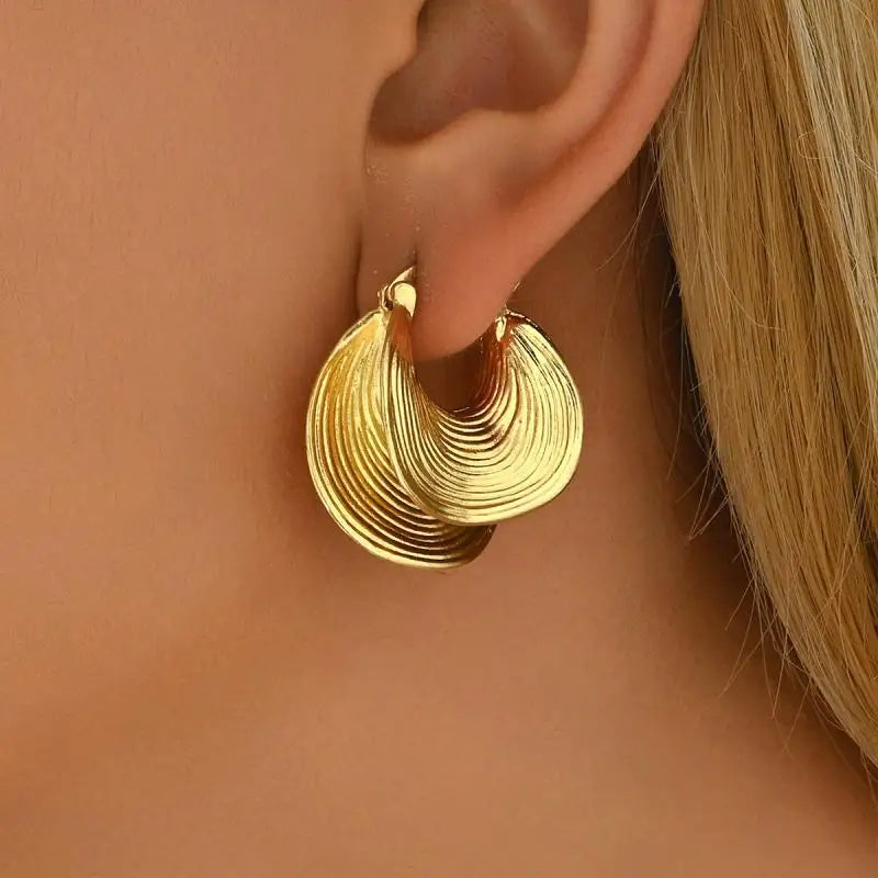 Einzigartige geometrische unregelmäßige gestreifte große Ohrschnalle-Ohrringe für Frauen, kreative Metall-Gold-Farbe, fächerförmiger Ohrring, Schmuck, Geschenk