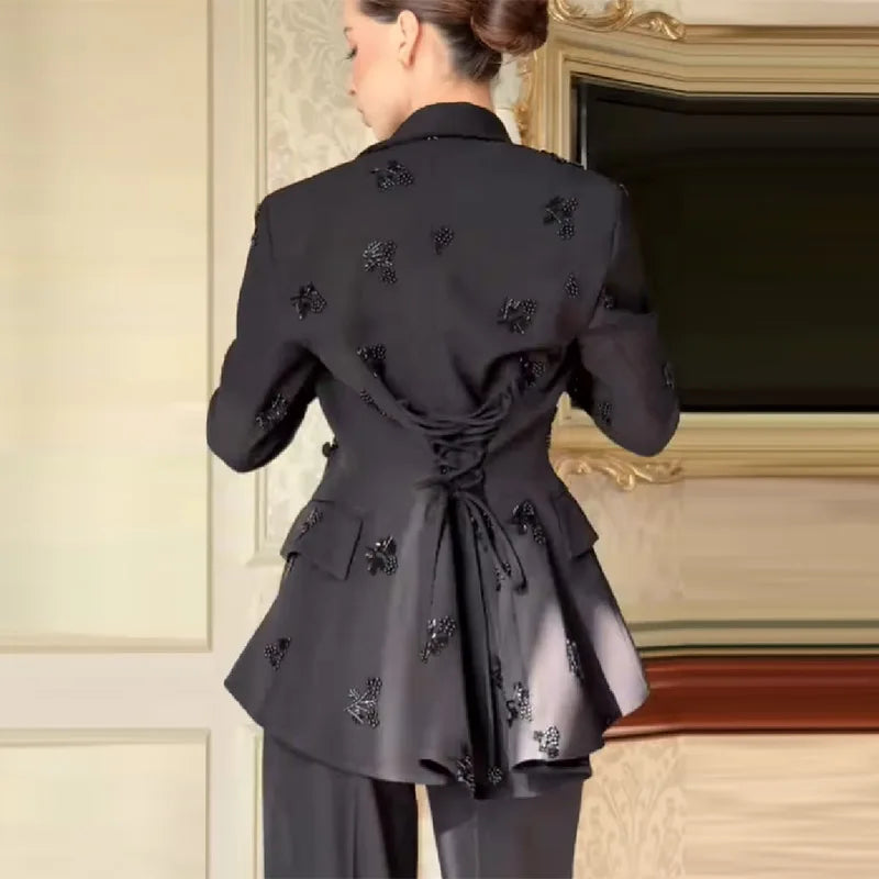 Damen Neues Set mit Breiter Schulterpartie und Schmaler Taille: Perlenbesetzte Doppelreihige Peplum-Jacke und Hochgeschnittene Weite Hose, Lässiger Anzug