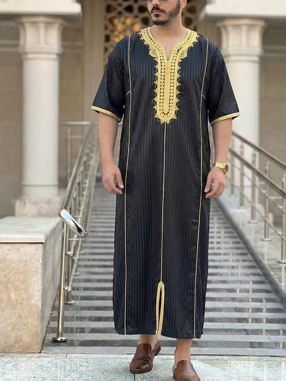 Kurzärmelige muslimische Robe für Herren, verziert mit gestickten Streifen, locker sitzende traditionelle islamische Kleidung, geeignet für Fe