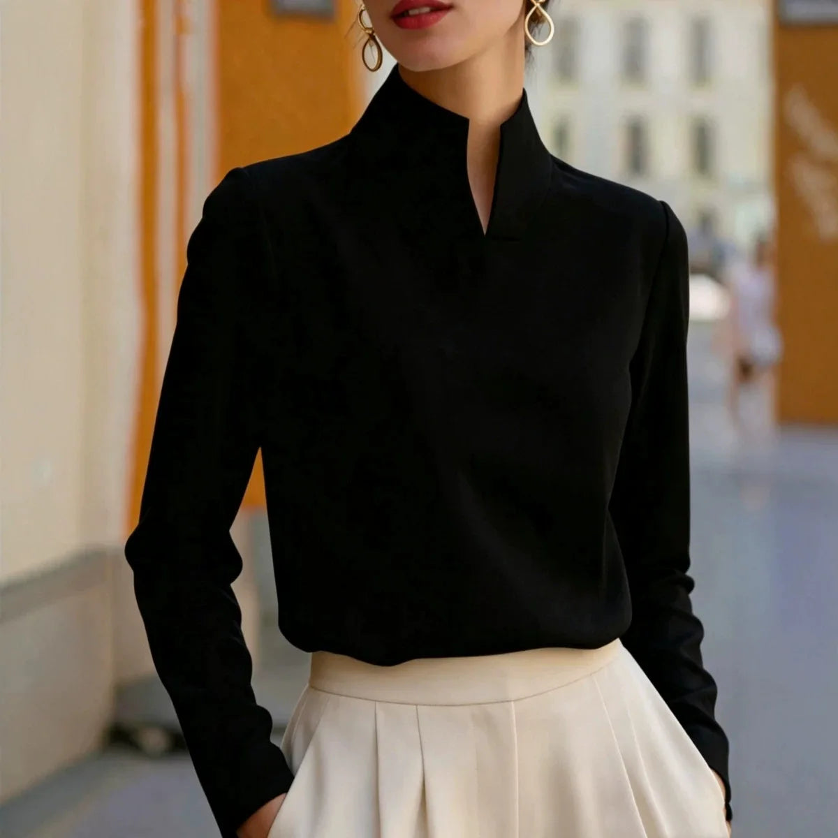 Bluse mit geteiltem Stehkragen, langen Ärmeln und Satin-Optik, minimalistisch, elegant, für Büro und Pendler, locker geschnitten, formelles Damenhemd