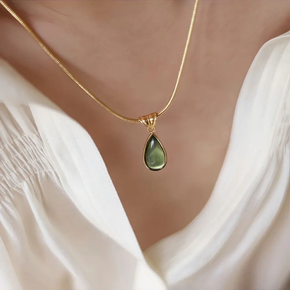 Französische Retro-Halskette mit olivgrünen Wassertropfen-Anhänger für Damen, Edelstahl-Schlangenkette, tropfenförmiger Schlüsselbein-Anhänger, Geburtstagsschmuck