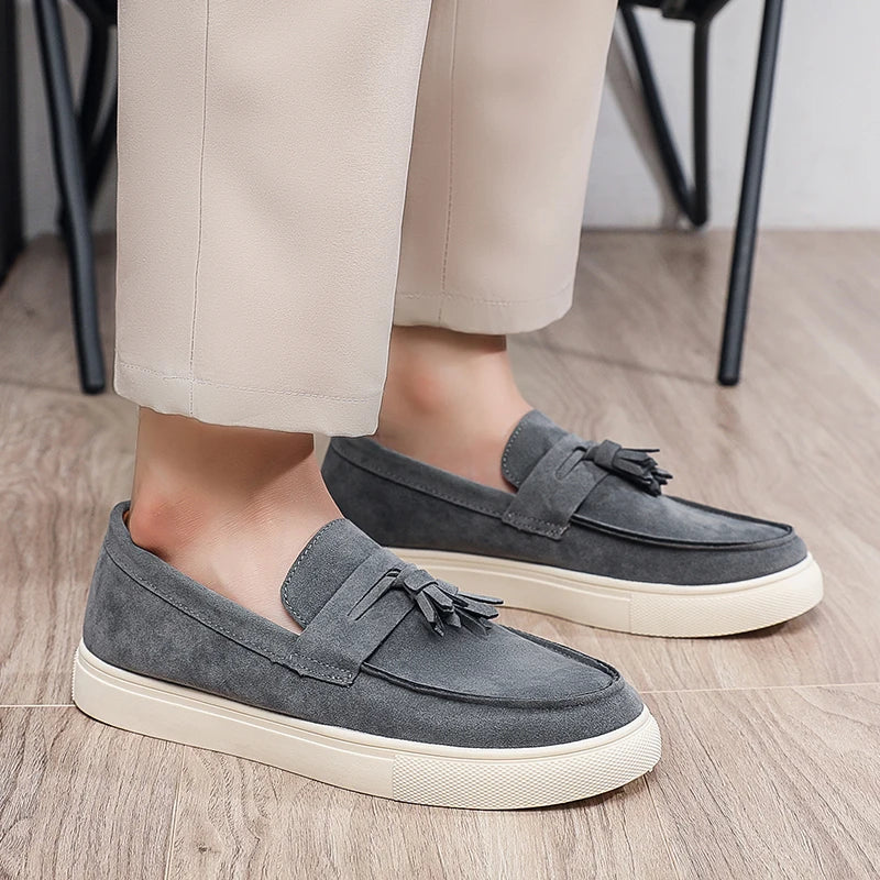 Klassische graue Herren-Freizeitschuhe, bequeme Wildleder-Loafer für Herren, Freizeitschuhe, Slip-on-Designer-Schuhe, Herren-Mokassins