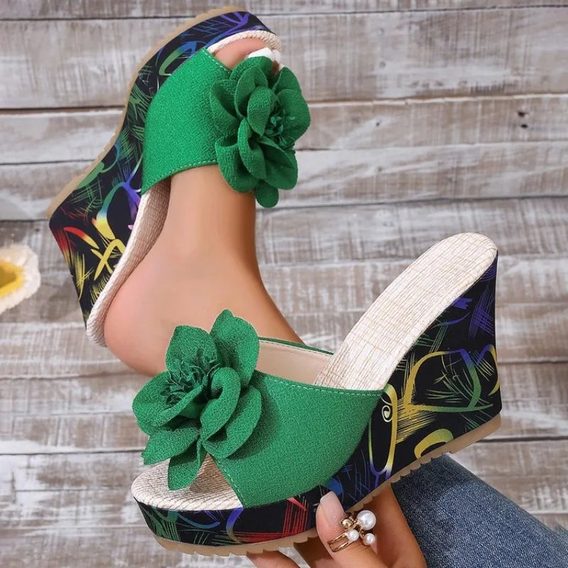 2026 Neue Damen-Plateau-Slipper Sommer Strand Keilabsatz-Sandalen Modische Blumen Damen Casual High Heel Slipper