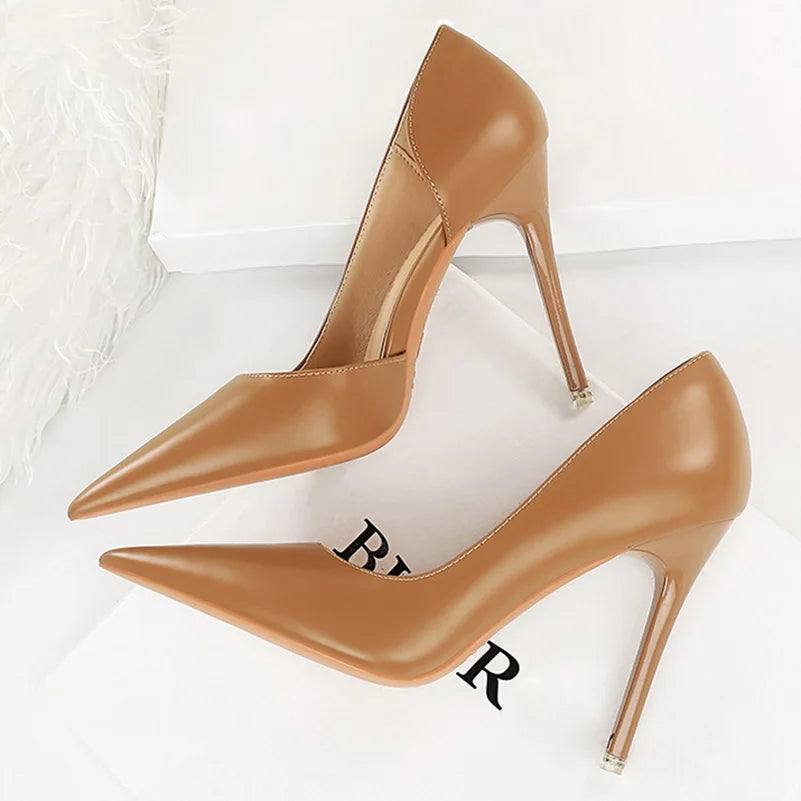 Neue Frauen 10,5 cm High Heels Pumps Hochzeit Braut Stiletto Sexy Retro Hohl Heels Dame Scarpins Büro Party Nude Weiße schuhe