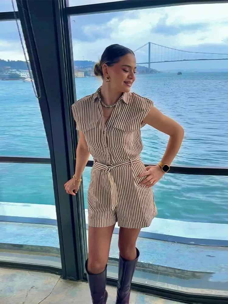 Eleganter gestreifter Damen-Shorts-Jumpsuit für den Sommer, ärmelloser, einreihiger Streetwear-Romper mit Gürtel