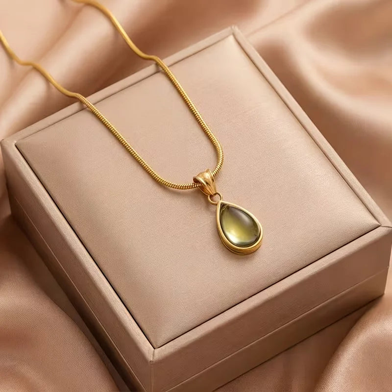 Französische Retro-Halskette mit olivgrünen Wassertropfen-Anhänger für Damen, Edelstahl-Schlangenkette, tropfenförmiger Schlüsselbein-Anhänger, Geburtstagsschmuck