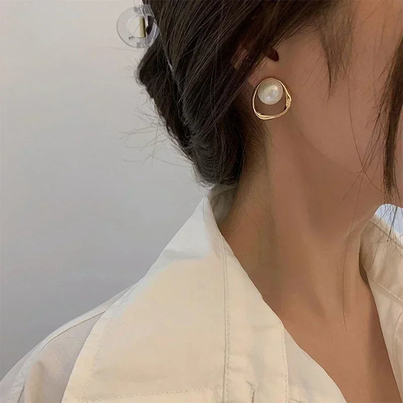 Imitation Perle Ohrring für Frauen Gold Farbe Runde Stud Ohrringe Koreanische Zarte Unregelmäßige Design Ungewöhnliche 2023 Mode Schmuck