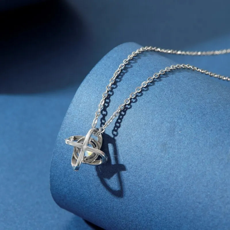 1 stücke Stahl Farbe-Farbe Halskette Damen kalten Wind vier blättriges Kleeblatt mit Diamanten Messing Anhänger Schmuck
