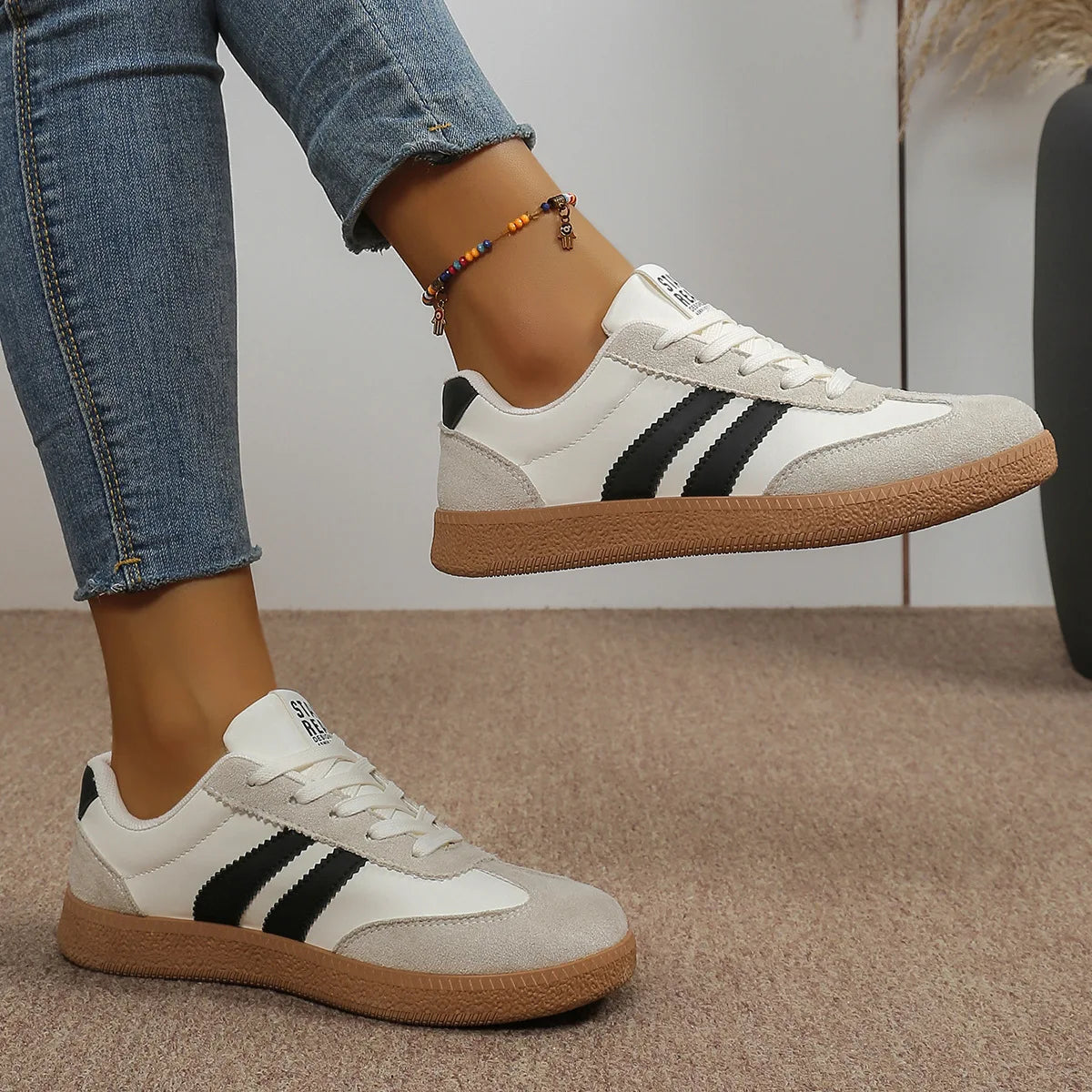 Modische sportliche weiße Turnschuhe mit runder Spitze, Farbblock, lässige Dequn-Schuhe, atmungsaktive Low-Top-Gummi-Außensohle für Damen