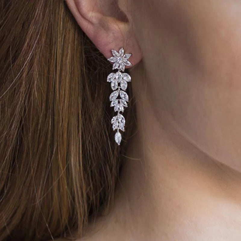 Huitan Ästhetische Blumen-Ohrringe, lange Hängeohrringe für Frauen, wunderschöne Hochzeitsaccessoires mit brillantem kubischem Zirkon, trendiger Schmuck