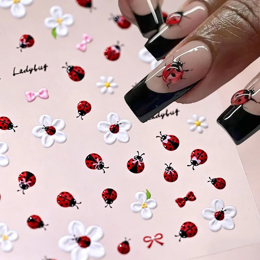 1 Stück 5D geprägte Marienkäfer-Nagelkunst-Sticker, weiße geschnitzte Blumen-Nagelaufkleber, Sommer-Marienkäfer-/Blumen-Selbstklebende Maniküre-Slider