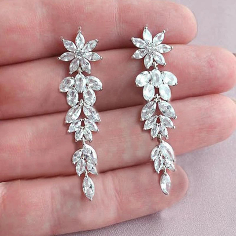 Huitan Ästhetische Blumen-Ohrringe, lange Hängeohrringe für Frauen, wunderschöne Hochzeitsaccessoires mit brillantem kubischem Zirkon, trendiger Schmuck