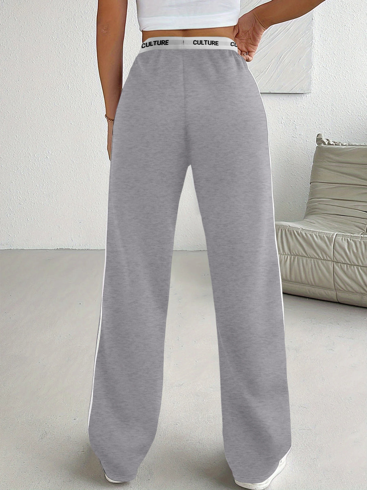 Seitlich gestreifte Jogginghose mit weitem Bein – Freizeithose mit „CULTURE“-Aufdruck am Bund für Damen