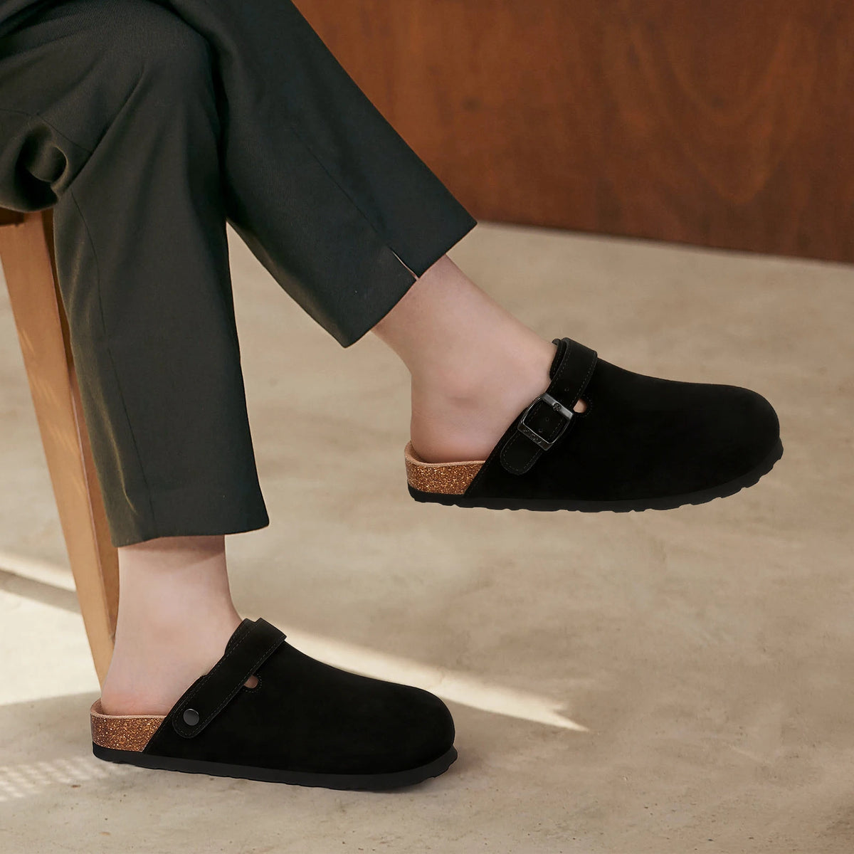 Litfun Neue modische Damen-Clogs mit verstellbarem Riemen, Korkfußbett, Leder-Pantoletten mit Fußgewölbeunterstützung, Unisex-Kartoffelschuhe für den Außenbereich