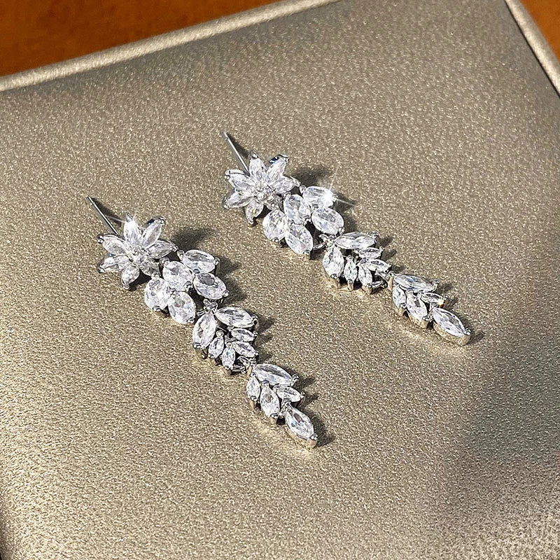 Huitan Ästhetische Blumen-Ohrringe, lange Hängeohrringe für Frauen, wunderschöne Hochzeitsaccessoires mit brillantem kubischem Zirkon, trendiger Schmuck