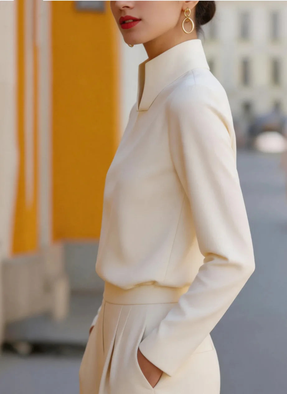 Bluse mit geteiltem Stehkragen, langen Ärmeln und Satin-Optik, minimalistisch, elegant, für Büro und Pendler, locker geschnitten, formelles Damenhemd