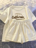 Bedrucktes Sommer-Set für Mädchen, kurzärmeliges T-Shirt kombiniert mit lässigen Shorts, stilvolles Design, geeignet für Outdoor-Aktivitäten.