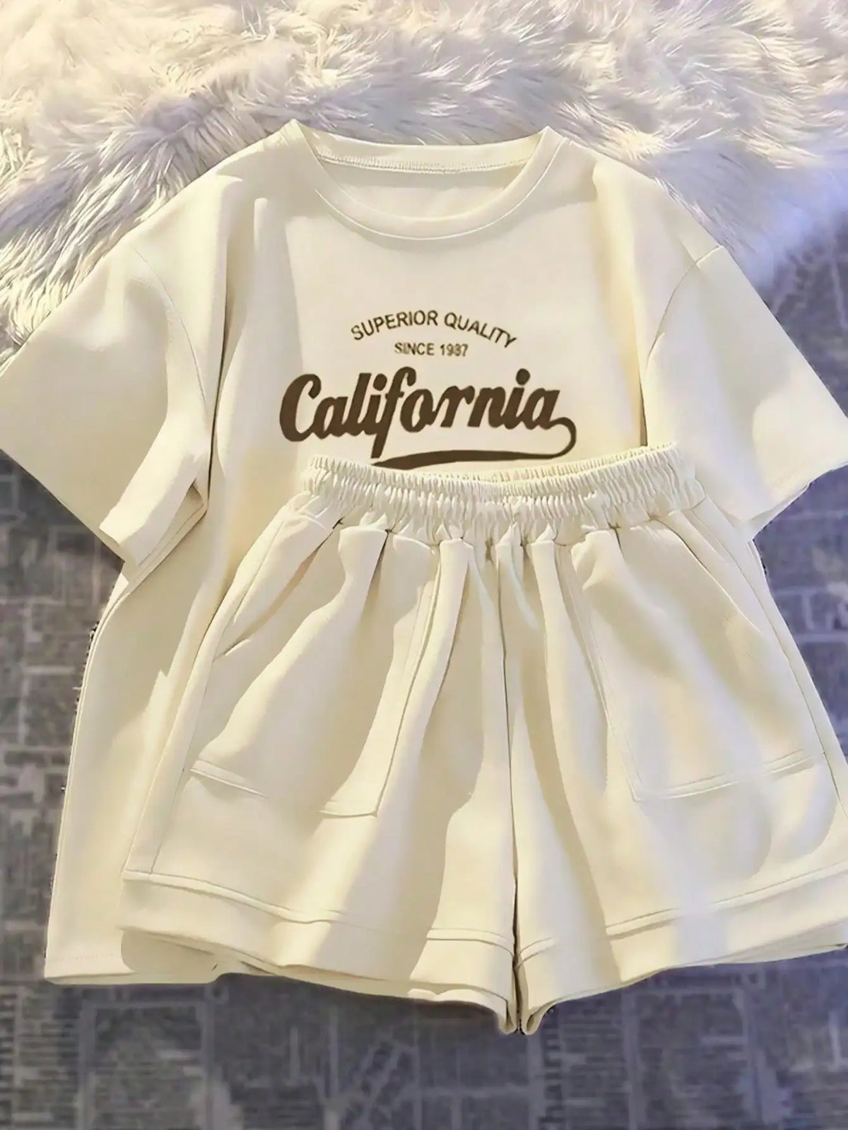 Bedrucktes Sommer-Set für Mädchen, kurzärmeliges T-Shirt kombiniert mit lässigen Shorts, stilvolles Design, geeignet für Outdoor-Aktivitäten.