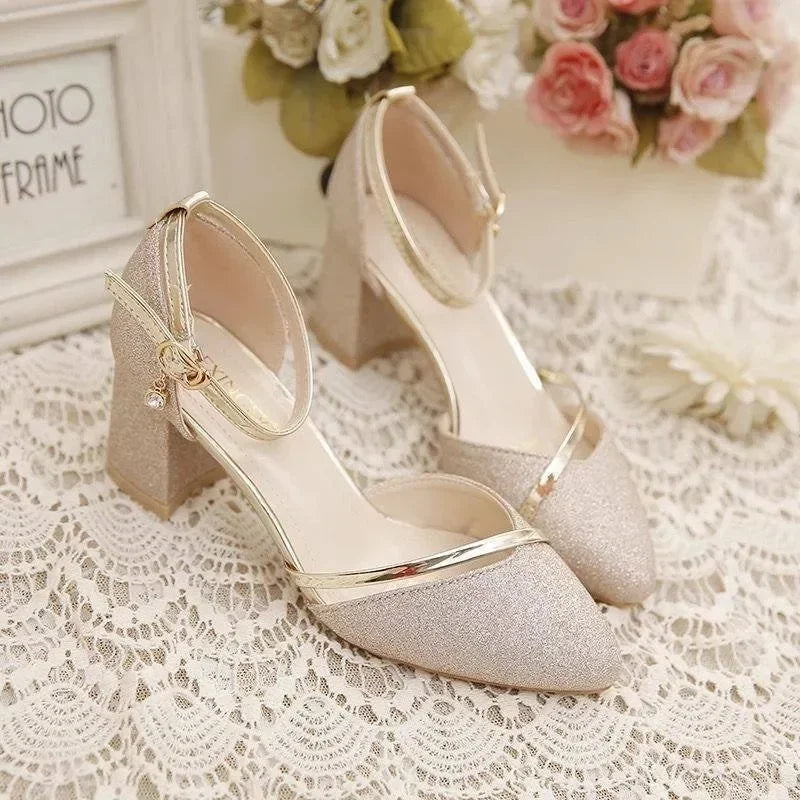 Neue Baotou Sandalen weibliche koreanische Version spitze Wurzel dicke Ferse Damenschuhe ein Wort Schnalle Mode Sandalen Zapatos de Mujer