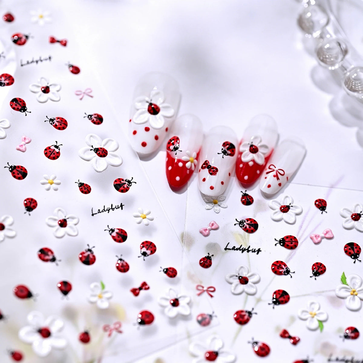 1 Stück 5D Niedliche Marienkäfer-Gänseblümchen-Blumen-Nagelaufkleber Weiße Gänseblümchen-Schleife Biene Selbstklebende Süße Nagelsticker Frühling Sommer Nagelkunst-Dekoration