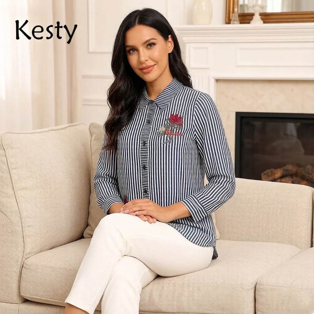 Damen Bluse mit Streifenmuster, blau-weiß, vertikale Streifen, Reverskragen, Langarm-Shirt mit roter Blumenstickerei und Perlenverzierung, Casual