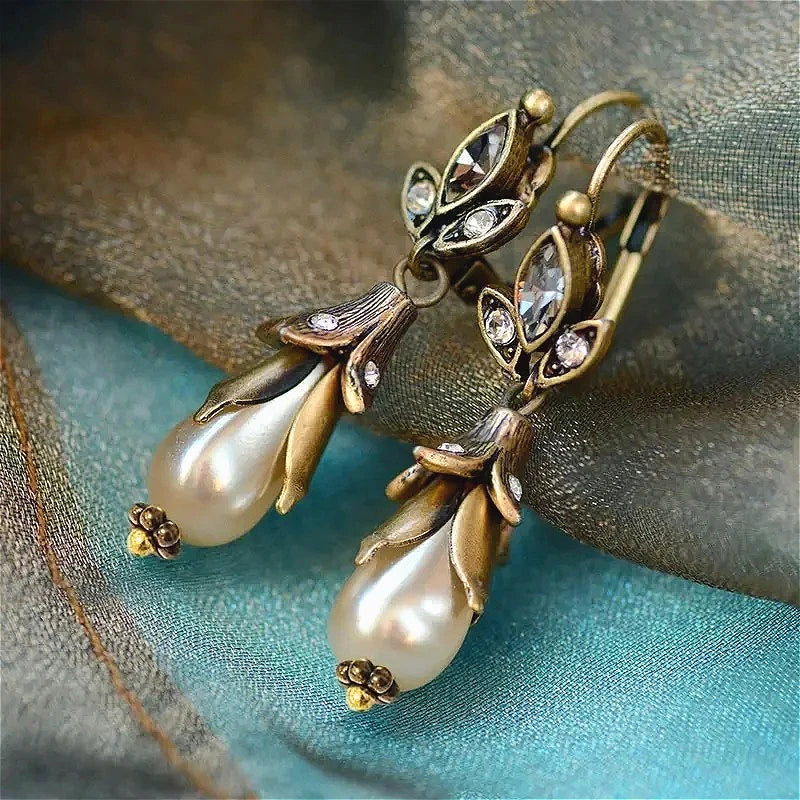 Damen Vintage Vergoldete Blumen-Ohrringe mit Imitationsperlen Eleganter Schmuck für Bankette und Jubiläen