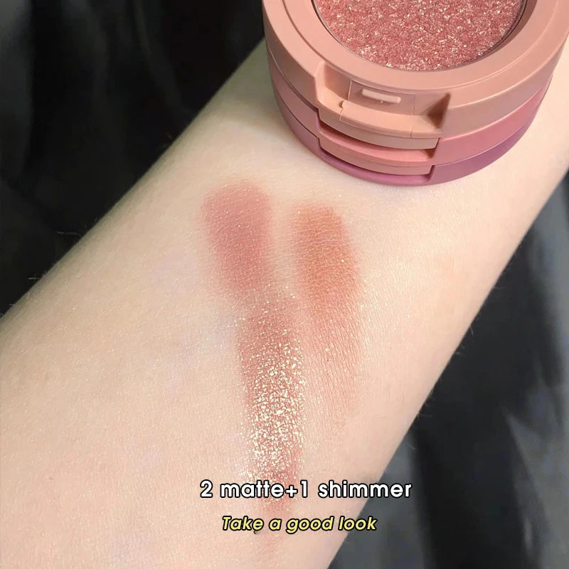 Dreifarbiger Lidschatten, matt. Erstellen Sie mehrschichtiges Augen-Make-up