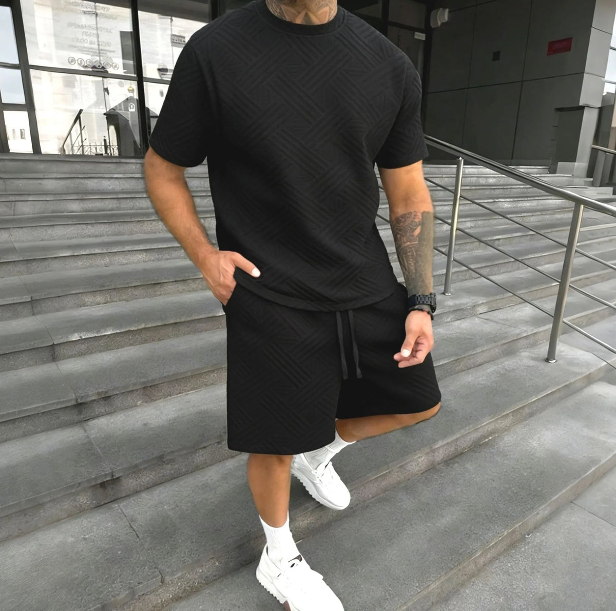 Herren Freizeit-Set mit Rundhals-T-Shirt und Shorts für Outdoor-Aktivitäten, Zweiteiliges Set für Frühling und Sommer, Einfarbig mit Blumenstickerei