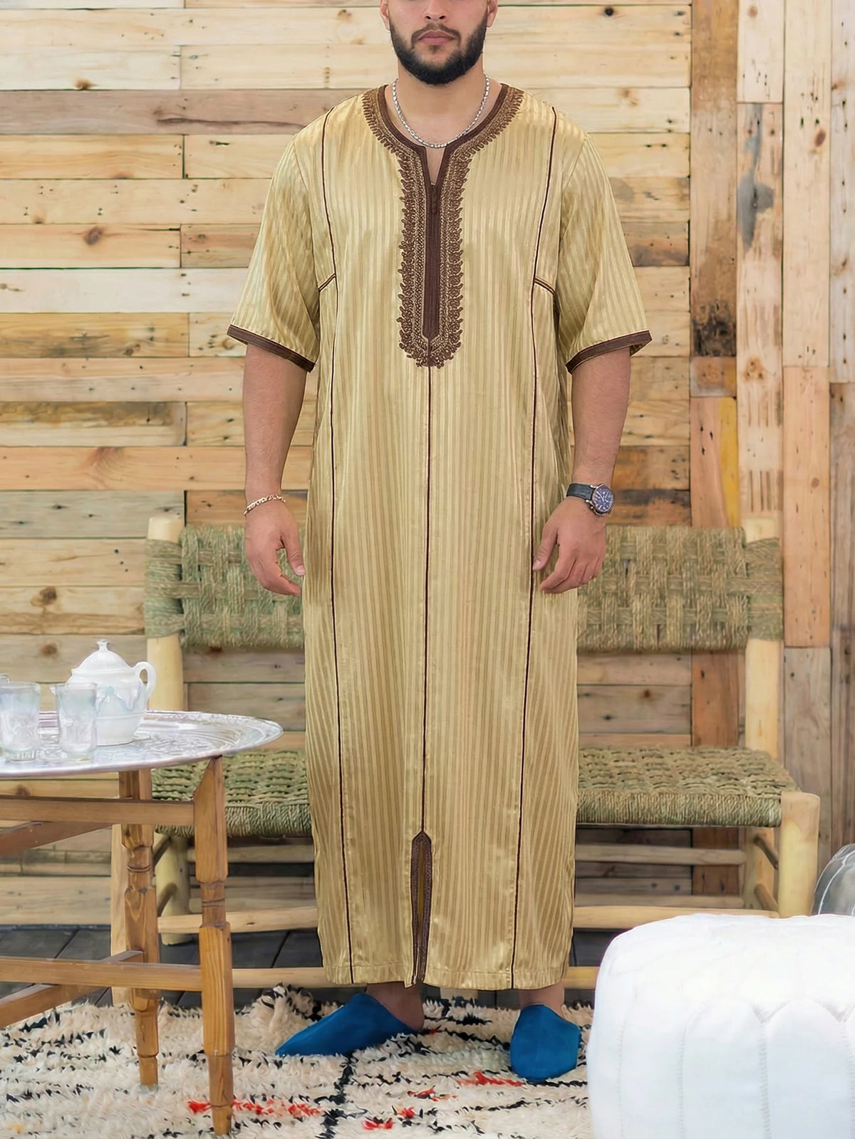 Kurzärmelige muslimische Robe für Herren, verziert mit gestickten Streifen, locker sitzende traditionelle islamische Kleidung, geeignet für Fe