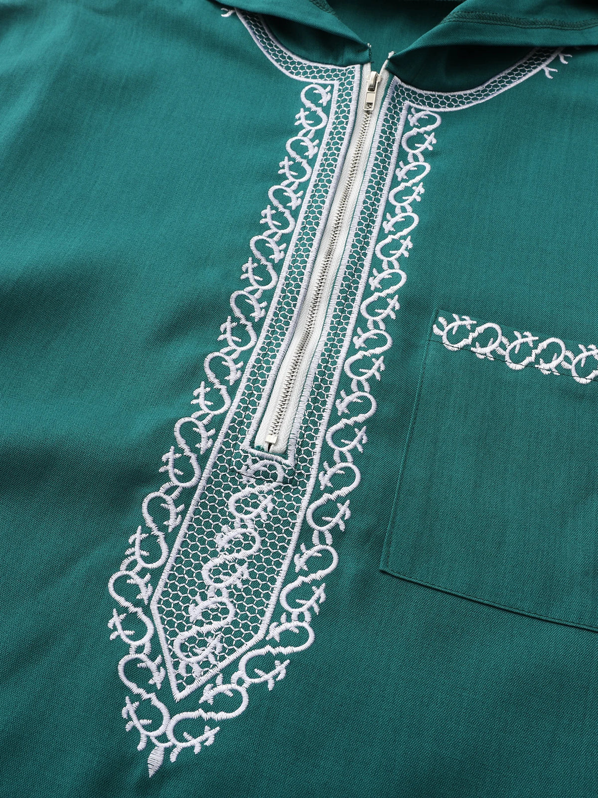 Kurzärmeliger, bestickter muslimischer Thobe mit Kapuze und Taschen, im lässigen arabischen Stil, traditionelle Gandoura-Gebets- und Festtagskleidung für Herren