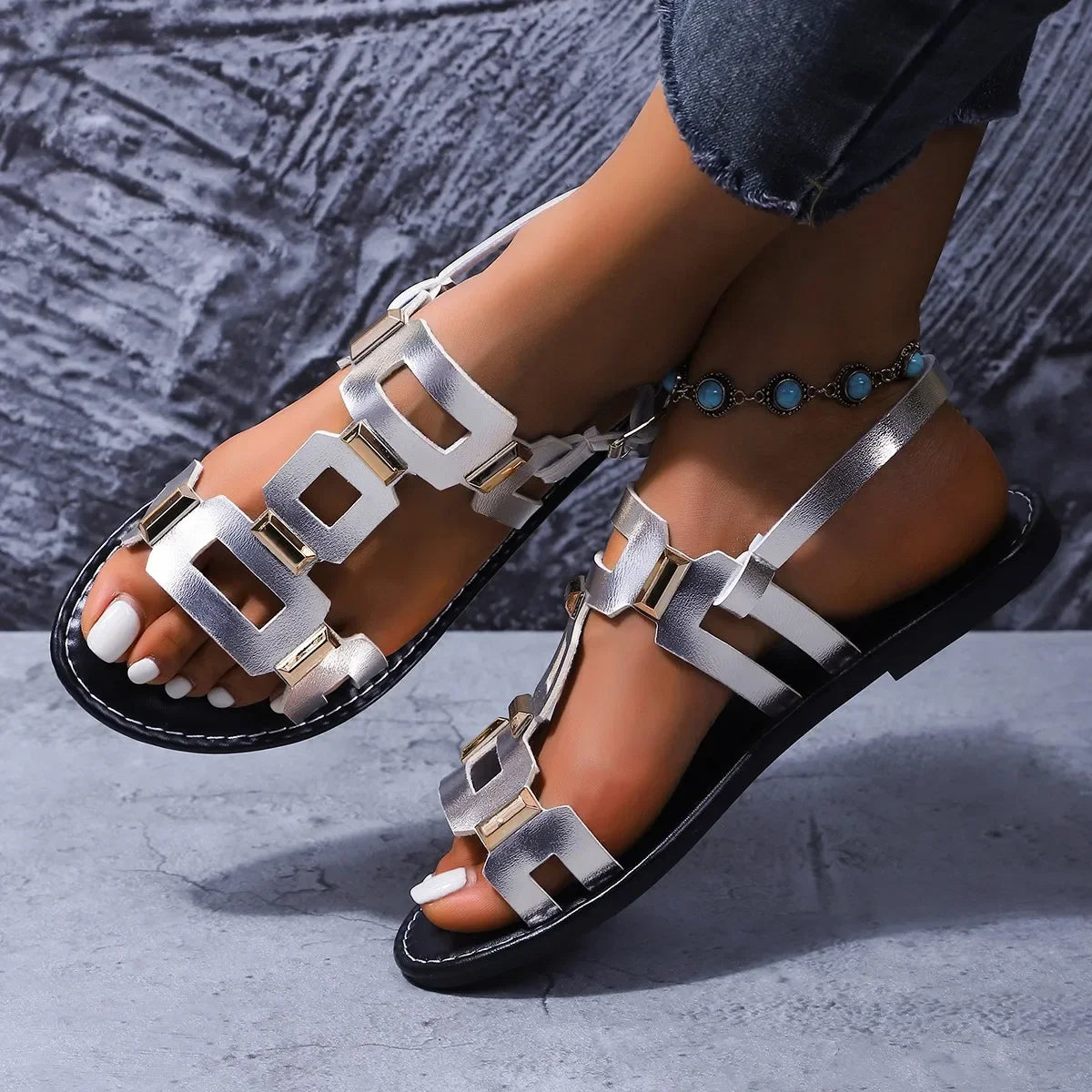 2025, runde Zehen-Damen-Sandalen aus Leder, flach, lässig, Strandschuhe, bequeme Schuhe, Metalldekoration für Damen, modisch, Größe 43