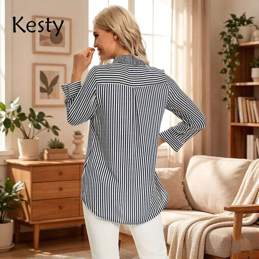 Damen Bluse mit Streifenmuster, blau-weiß, vertikale Streifen, Reverskragen, Langarm-Shirt mit roter Blumenstickerei und Perlenverzierung, Casual