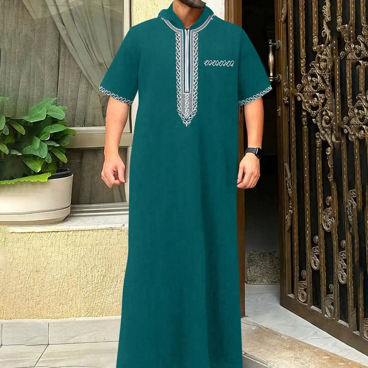 Kurzärmeliger, bestickter muslimischer Thobe mit Kapuze und Taschen, im lässigen arabischen Stil, traditionelle Gandoura-Gebets- und Festtagskleidung für Herren