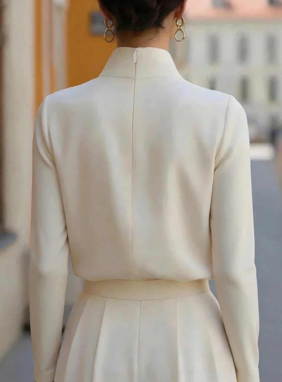 Bluse mit geteiltem Stehkragen, langen Ärmeln und Satin-Optik, minimalistisch, elegant, für Büro und Pendler, locker geschnitten, formelles Damenhemd