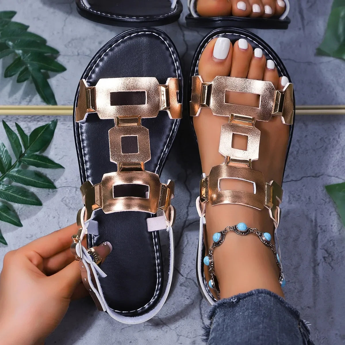 2025, runde Zehen-Damen-Sandalen aus Leder, flach, lässig, Strandschuhe, bequeme Schuhe, Metalldekoration für Damen, modisch, Größe 43