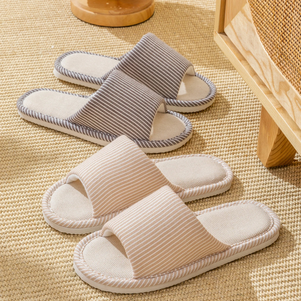 Herren Rutschfeste Leinen-Hausschuhe für Frühling und Sommer, Atmungsaktive Innenraumschuhe mit Offener Zehenpartie und Rutschfestem Streifendesign