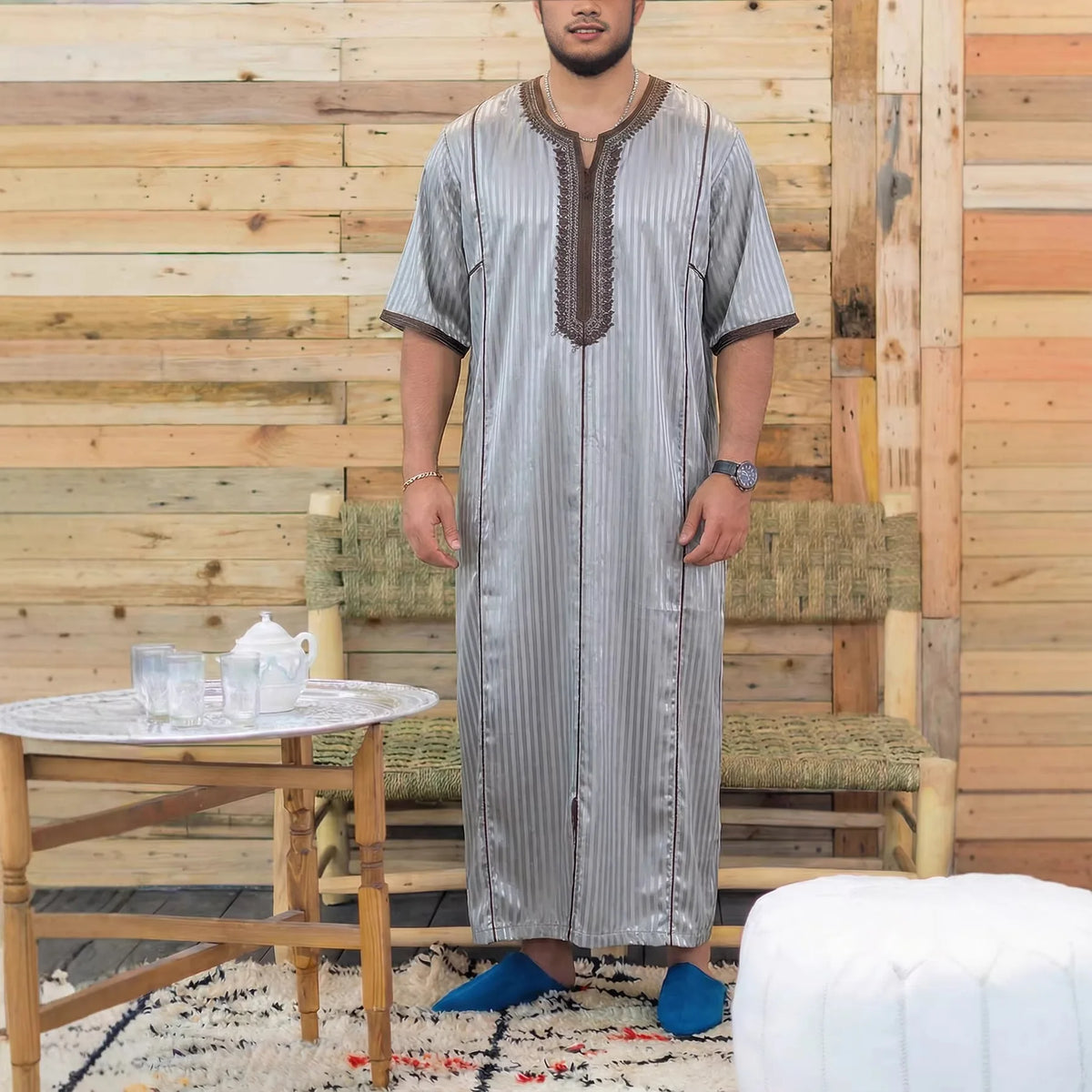 Kurzärmelige muslimische Robe für Herren, verziert mit gestickten Streifen, locker sitzende traditionelle islamische Kleidung, geeignet für Fe
