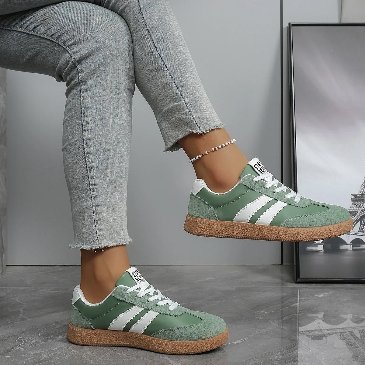 Modische sportliche weiße Turnschuhe mit runder Spitze, Farbblock, lässige Dequn-Schuhe, atmungsaktive Low-Top-Gummi-Außensohle für Damen