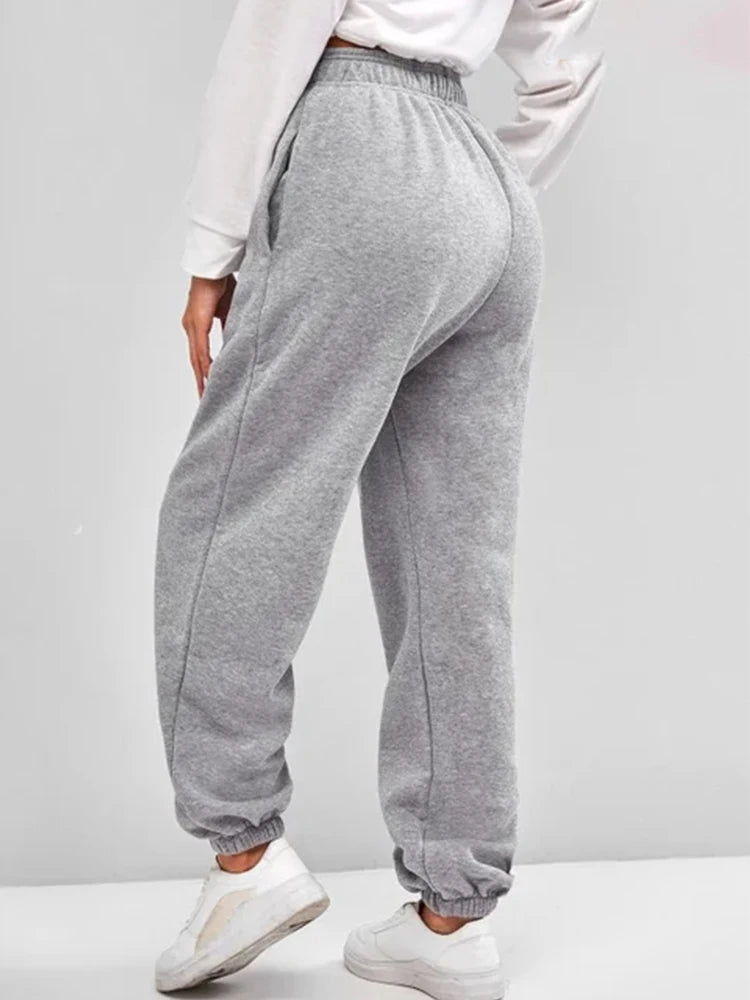 Bequeme Jogginghose mit hoher Taille für Damen. Dehnbare und weiche Alltagshose mit elastischem Bund
