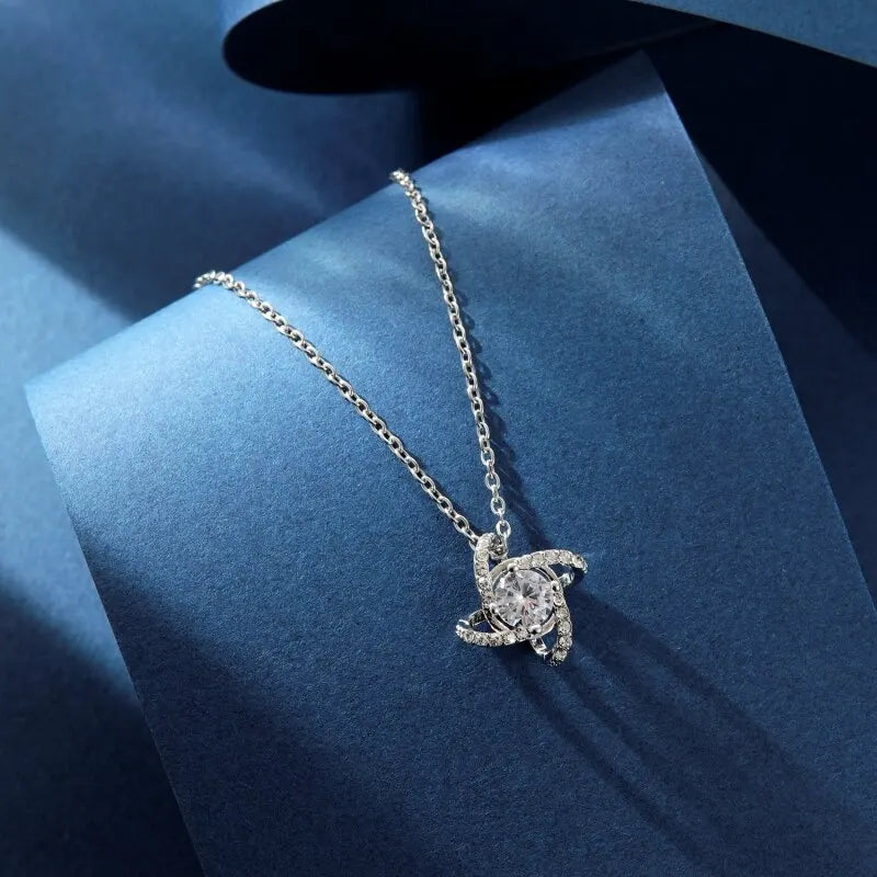 1 stücke Stahl Farbe-Farbe Halskette Damen kalten Wind vier blättriges Kleeblatt mit Diamanten Messing Anhänger Schmuck