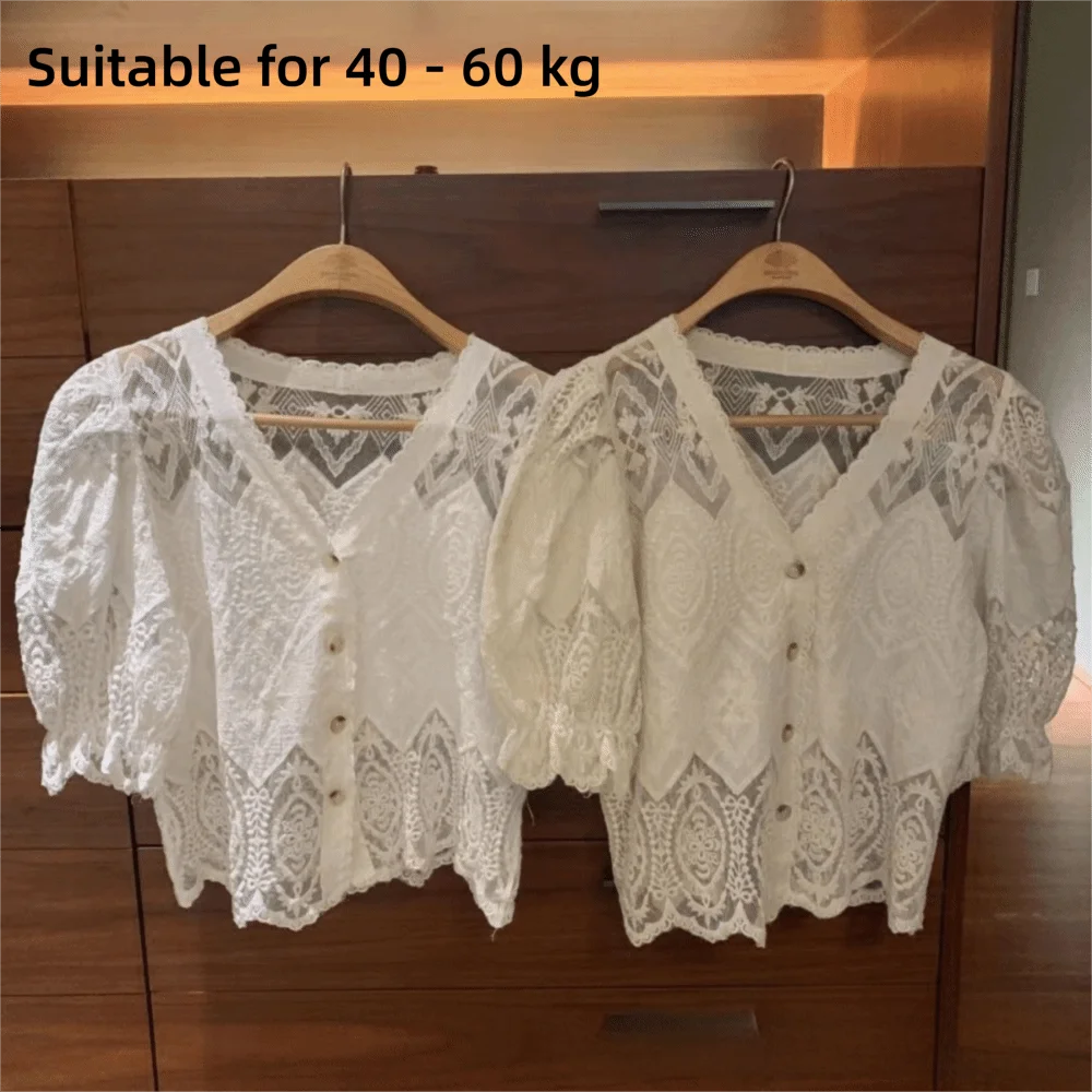 Modische Spitzenbluse mit Hohlmuster, Puffärmeln, V-Ausschnitt, süße Knopfleiste, elegante Kurzarmbluse für Damen