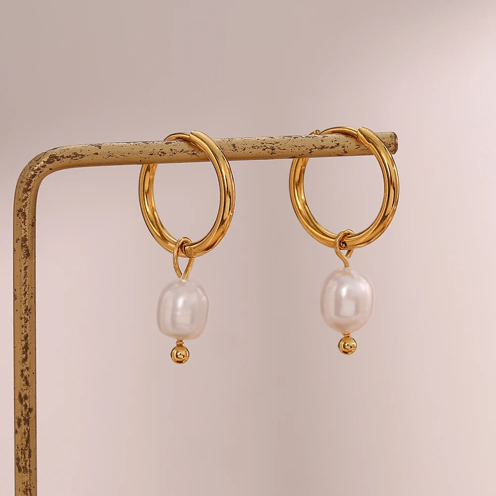 E.B.belle Minimalistische Edelstahl-Kreolen mit Süßwasserperlen-Anhängern für Mädchen und Damen, Trendiger Modeschmuck 2026 Perlenohrringe