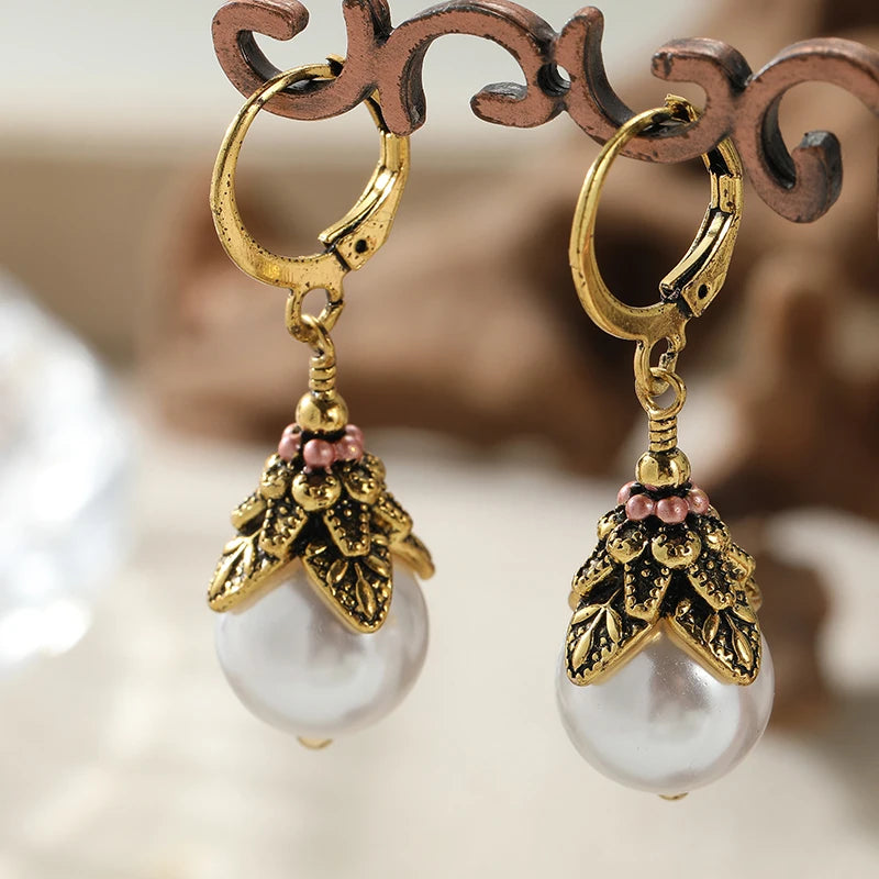 Damen Vintage Vergoldete Blumen-Ohrringe mit Imitationsperlen Eleganter Schmuck für Bankette und Jubiläen