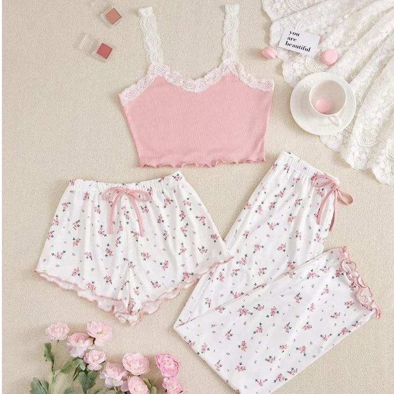 Süßes Blumen-Pyjama-Set für Damen – Camisole mit Spitzenbesatz und V-Ausschnitt + Shorts + Hose, lässige Ganzjahres-Nachtwäsche mit Blumendruck
