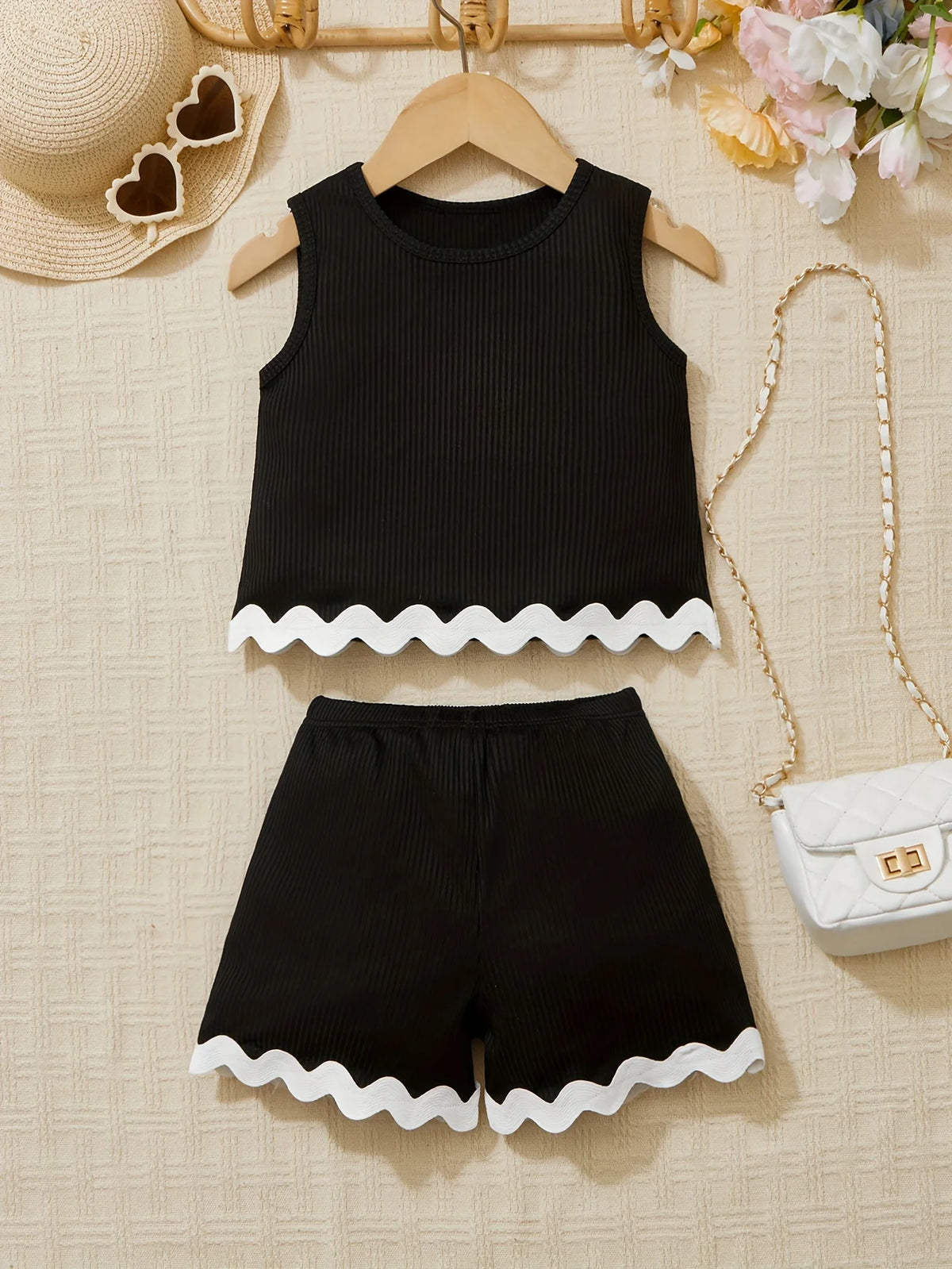 Freizeitoutfit für Mädchen: Zweiteiliges Set aus Weste und Shorts, Schwarz und Rosenrot mit weißem Spitzendesign, stilvoll und attraktiv, geeignet für Kinder im Alter von 4-12 Jahren, vielseitige Kleidung für den Sommer,