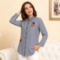 Damen Bluse mit Streifenmuster, blau-weiß, vertikale Streifen, Reverskragen, Langarm-Shirt mit roter Blumenstickerei und Perlenverzierung, Casual